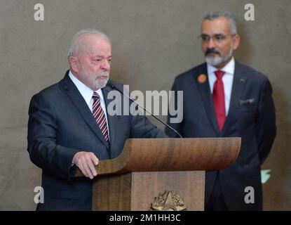 Brasilia, Distrito Federal, Brasilien. 12.. Dezember 2022. (INT) Diplome als Präsident und Vizepräsident für die neu gewählten brasilianischen Lula und Alckmin in Brasilia. 12. Dezember 2022, Brasilia, Federal District, Brasilien: Der Präsident des brasilianischen Obersten Wahlgerichts (TSE), Minister Alexandre de Moraes, übergab die Diplome des Präsidenten und des Vizepräsidenten Brasiliens an Luiz Inacio Lula da Silva bzw. Geraldo Alckmin, die am 30. Oktober gewählt wurden und für die Amtszeit 2023-2026 fortgeführt wurden. Die Dokumente ermöglichen es ihnen, ihr Amt am 1.. Januar 2023 anzutreten. Zusätzlich zu Moraes, dem Präsidenten o Stockfoto