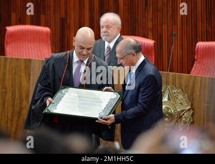 Brasilia, Distrito Federal, Brasilien. 12.. Dezember 2022. (INT) Diplome als Präsident und Vizepräsident für die neu gewählten brasilianischen Lula und Alckmin in Brasilia. 12. Dezember 2022, Brasilia, Federal District, Brasilien: Der Präsident des brasilianischen Obersten Wahlgerichts (TSE), Minister Alexandre de Moraes, übergab die Diplome des Präsidenten und des Vizepräsidenten Brasiliens an Luiz Inacio Lula da Silva bzw. Geraldo Alckmin, die am 30. Oktober gewählt wurden und für die Amtszeit 2023-2026 fortgeführt wurden. Die Dokumente ermöglichen es ihnen, ihr Amt am 1.. Januar 2023 anzutreten. Zusätzlich zu Moraes, dem Präsidenten o Stockfoto