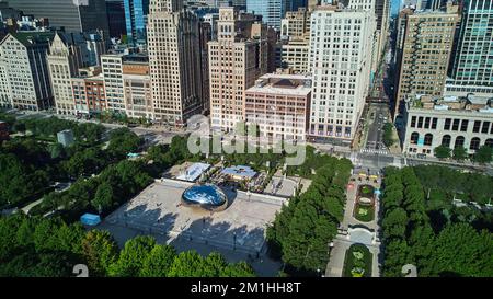 Der Chicago Millennium Park von Wolkenkratzern aus der Vogelperspektive auf das berühmte Cloud Gate Bean Stockfoto
