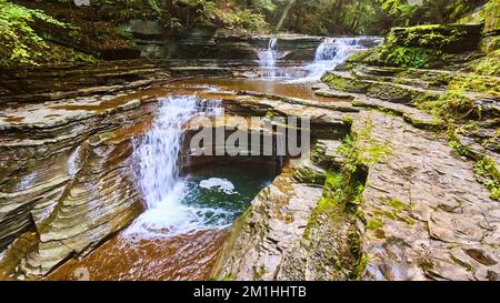 Felsschichten und Wanderwege entlang der Schlucht mit zwei Wasserfällen im Bundesstaat New York Stockfoto