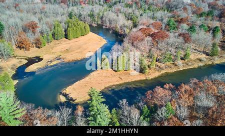 Der gewundene Fluss dreht sich im späten Herbst um 180 Grad aus der Vogelperspektive Stockfoto