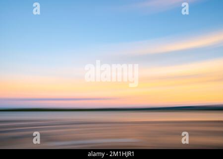 Impressionismus am Strand, malerische Effektfotografie bei Sonnenaufgang oder -Untergang. Stockfoto