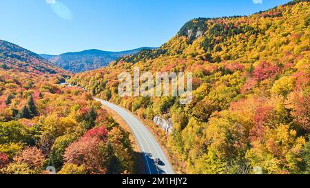 Luftfahrt über die atemberaubende Straße durch die New Hampshire Mountains während des Herbstgipfels Stockfoto