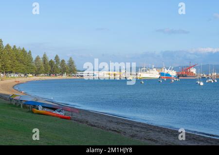 Tauranga Neuseeland - 30 2022. April: Pilot Bay Ufer am Mount Maunganui und Hafen mit Frachtschiffen am Kai. Stockfoto