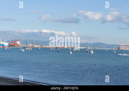 Tauranga Neuseeland - 30 2022. April: Pilot Bay Ufer am Mount Maunganui und Hafen mit Frachtschiffen am Kai. Stockfoto