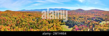 Panoramablick aus der Vogelperspektive über die Berghänge im Herbst in Vermont mit blauem Himmel Stockfoto