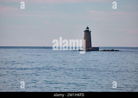 Einsamer Leuchtturm auf gebrochenen Felsen in Maine Stockfoto