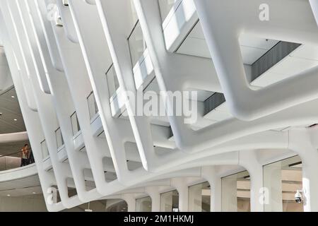 Ripphaken in klarem Weiß, moderne abstrakte Architektur im Bahnterminal New York City von Side Stockfoto