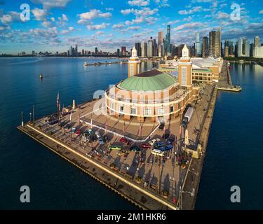 Oldtimer decken das Ende des Navy Pier bei Morgenlicht in Chicago mit der Skyline der Innenstadt im Hintergrund ab Stockfoto