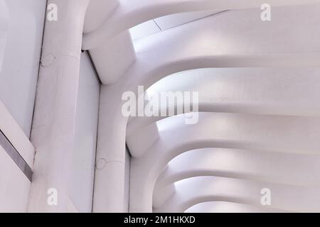 Abstrakte weiße Rippenarchitektur an der Decke des modernen Bahnhofs Stockfoto