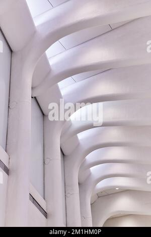 Moderne Bahnhofsarchitektur mit weißer Rippendecke Stockfoto