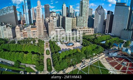 Panoramablick auf den Millennium Park von oben in Chicago vom Cloud Gate Stockfoto