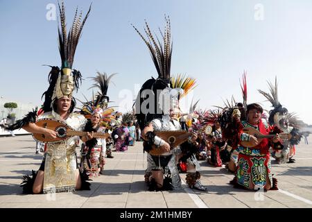 Mexiko-Stadt, Mexiko. 12.. Dezember 2022. 12. Dezember 2022, Mexiko-Stadt, Mexiko: Tänzer feiern die Jungfrau von Guadalupe zum 491.. Jahrestag ihrer Erscheinung in der Basilika von Guadalupe auf dem Cerro del Tepeyac in Mexiko-Stadt. Am 12. Dezember 2022 in Mexico City, Mexiko. (Foto: Luis Barron/Eyepix Group/Sipa USA) Kredit: SIPA USA/Alamy Live News Stockfoto