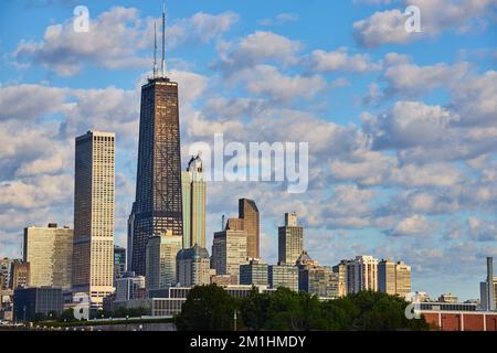 Skyline von Chicago im Morgenlicht mit John Hancock Wolkenkratzer Stockfoto