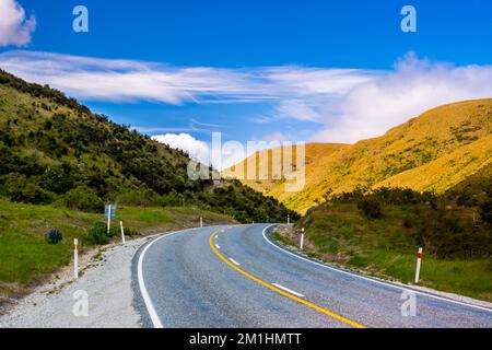 Blick auf die Crown Range Road nach Queenstown in Neuseeland Stockfoto