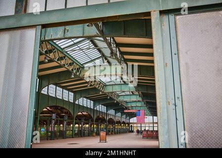 Ein Blick in den alten Bahnhof in New Jersey mit der amerikanischen Flagge Stockfoto