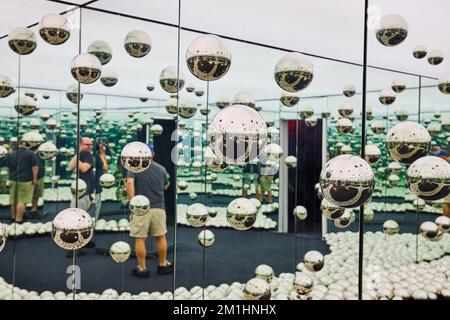 Reflektierende Kugeln und Spiegel des Infinity-Raumes Stockfoto