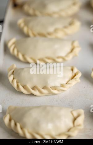 Nahaufnahme roher argentinischer Empanadas auf einem Teller. Stockfoto