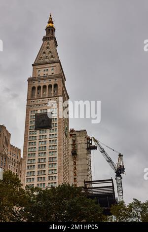 New York City-Gebäude mit Wanduhr an der Vorderseite für Bauarbeiten Stockfoto
