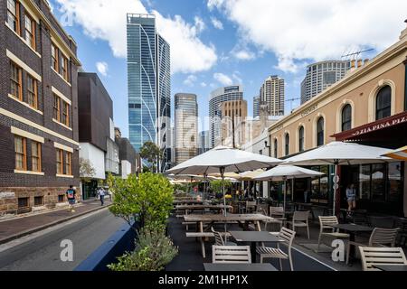 Restaurants und Cafés im Freien in der Nähe des Kreuzfahrtterminals am 9. Dezember 2022 in Circular Quay, Sydney, Australien Stockfoto