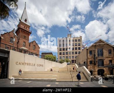 Stufen vor dem Campbells Cove Schild im historischen Felsenviertel im Zentrum von Sydney, Australien am 9. Dezember 2022 Stockfoto