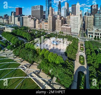 Blick über das Bean Cloud Gate in Chicago im Millennium Park Stockfoto