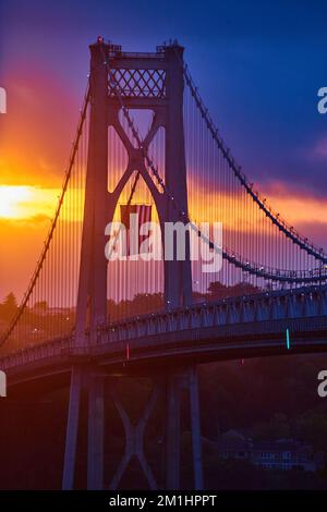 Atemberaubender goldener Sonnenaufgang über der American Bridge mit dem Hering der amerikanischen Flagge Stockfoto