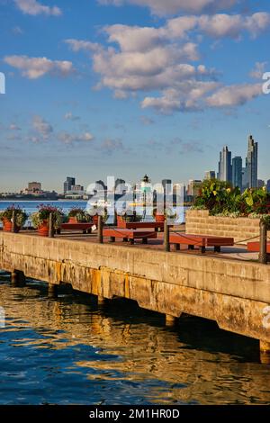 Navy Pier in Chicago mit Blick auf die Skyline Stockfoto