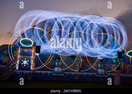 Landkarnevalfahrt mit verschwommenen runden Lichtmustern Stockfoto