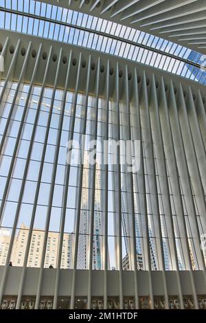 Rippchen aus reinweißer U-Bahn mit Fensterblick auf die Wolkenkratzer draußen Stockfoto
