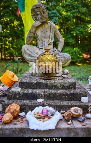 Tibetische mongolische buddhistische Statue mit Geodenspenden Stockfoto