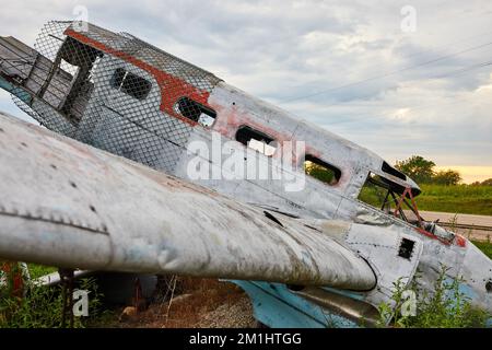 Blick von der Seite des abgestürzten Flugzeugs im Feld mit Dämmerung Stockfoto