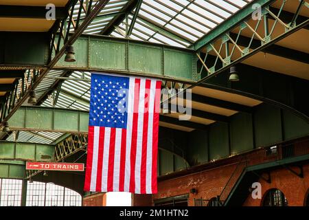 Die amerikanische Flagge hängt an der offenen Stahldecke im Bahnhof von New Jersey Stockfoto