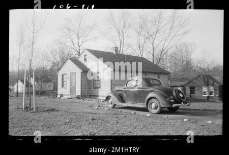 110 Fairview Rd - Veteran's Project, Houses, Automobiles. Needham Building Kollektion Stockfoto