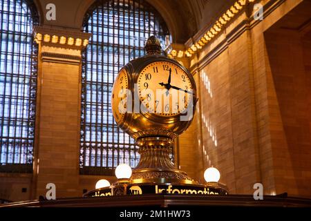 Goldenes Licht in der berühmten Grand Central Station New York City Stockfoto