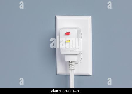 GFI-Kabel an Steckdose angeschlossen. Sicherheit im Badezimmer, Stromschlaggefahr und Konzept für elektrische Geräte. Stockfoto