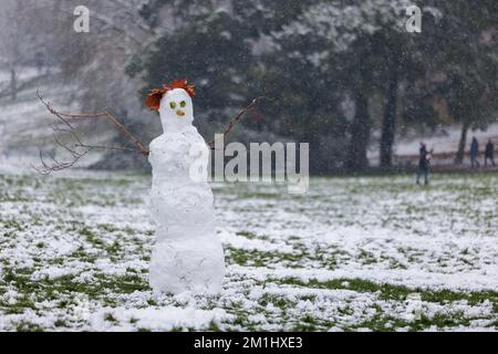 Ein Schneemann/Schneemann im Park bei eisigen Winterbedingungen mit Schnee und Eis Stockfoto