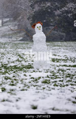 Ein Schneemann/Schneemann im Park bei eisigen Winterbedingungen mit Schnee und Eis Stockfoto