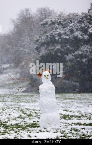 Ein Schneemann/Schneemann im Park bei eisigen Winterbedingungen mit Schnee und Eis Stockfoto