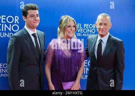 Madrid, Spanien. 12.. Dezember 2022. Truman Hanks (R), amerikanischer Schauspieler, Tom Hanks (L) und Rita Wilson (C) nehmen an der Premiere von „El Peor Vecino Del Mundo“ im Cine Capitol in Madrid Teil. Kredit: SOPA Images Limited/Alamy Live News Stockfoto