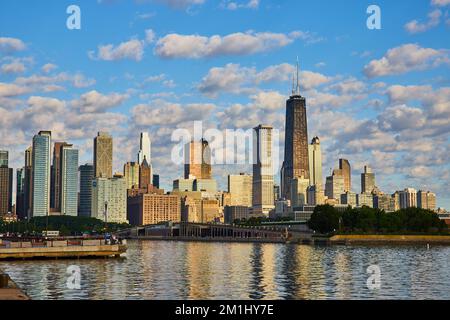 Die Skyline von Chicago im Morgenlicht am Lake Michigan Stockfoto