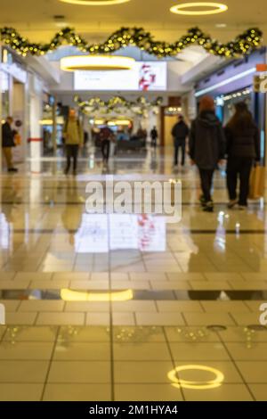 Verschwommener Hintergrund für Einkaufszentrum. Abstraktes Unschärfe-Geschäft und Einzelhandelsgeschäft im Einkaufszentrum. Hintergrund des Einkaufszentrums verschwimmt Stockfoto