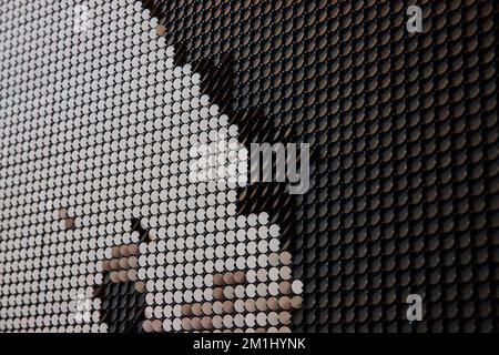 Weiße und schwarze Flip-Elemente sind abstrakt und verschwommen beim Flippen Stockfoto