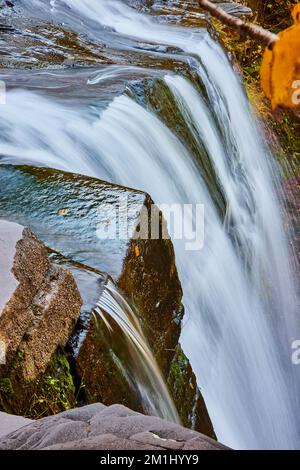 Details am Rand des riesigen Wasserfalls, der von oben über die Klippen strömt Stockfoto