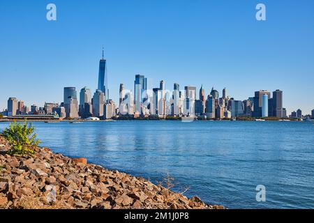 Wunderschöne Skyline von New York City von der Küste von New Jersey mit blauem Himmel Stockfoto