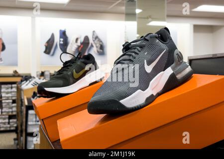 Nike Sportschuhe werden im Regal des Geschäfts ausgestellt Stockfoto