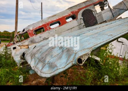 Ende des Flügels auf komplett zerstörtes und verlassenes Flugzeug im Feld Stockfoto