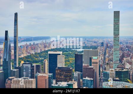Der berühmte Central Park New York City von oben zeigt Wolkenkratzer überall Stockfoto