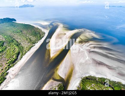 Blick auf die Sandbänke am Yong Ling Beach, hat Yong Ling und hat San in Trang, Thailand Stockfoto