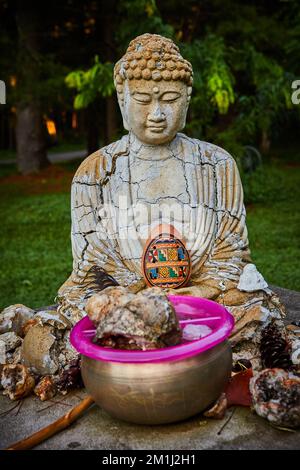 Schrein mit alter Buddha-Statue für Zen und Meditation Stockfoto